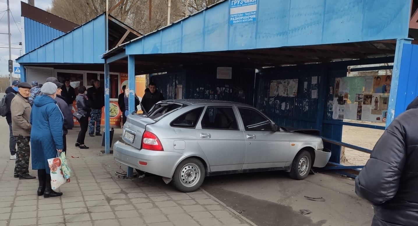 Легковушка влетела в остановку с людьми в Брянске - Брянский ворчун