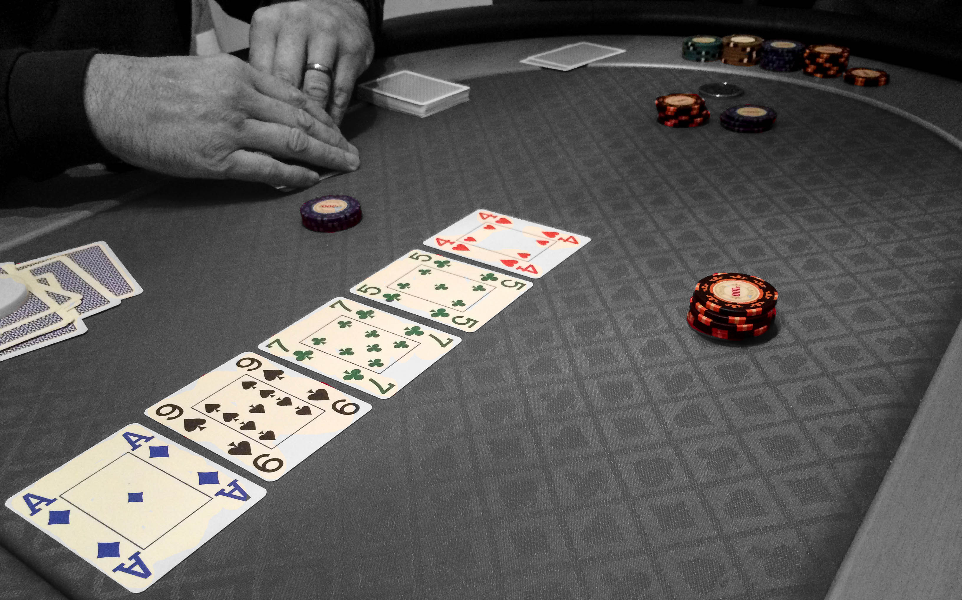 стрит в покере на столе