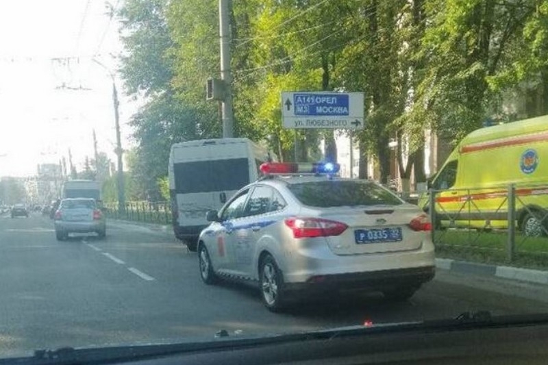 Маршрутка попала в серьезную аварию в центре Брянска