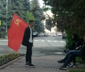 кпрф-коммунист-флаг-парень-выборы