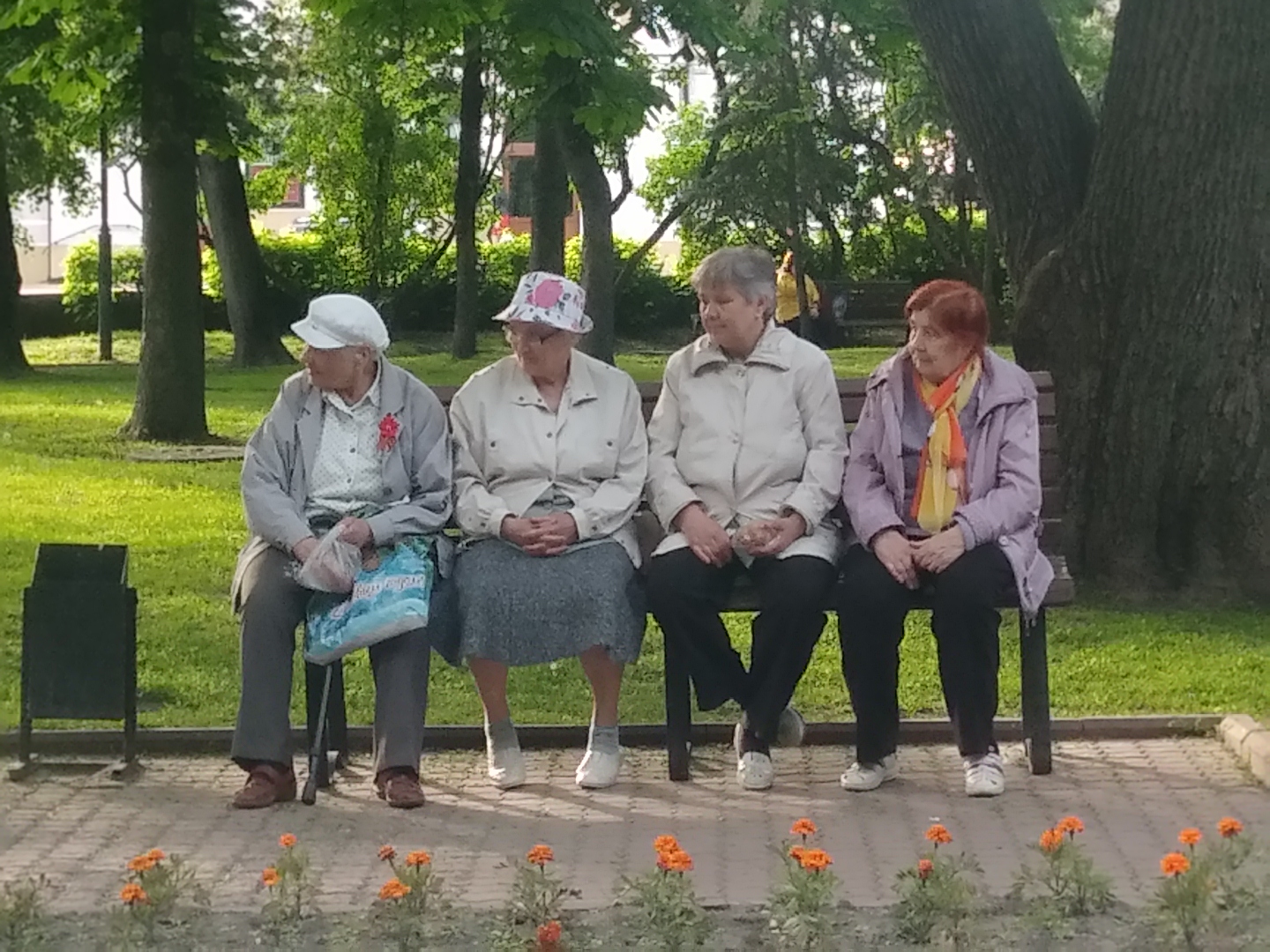 старики-пенсионеры-пожилые-бабушк
