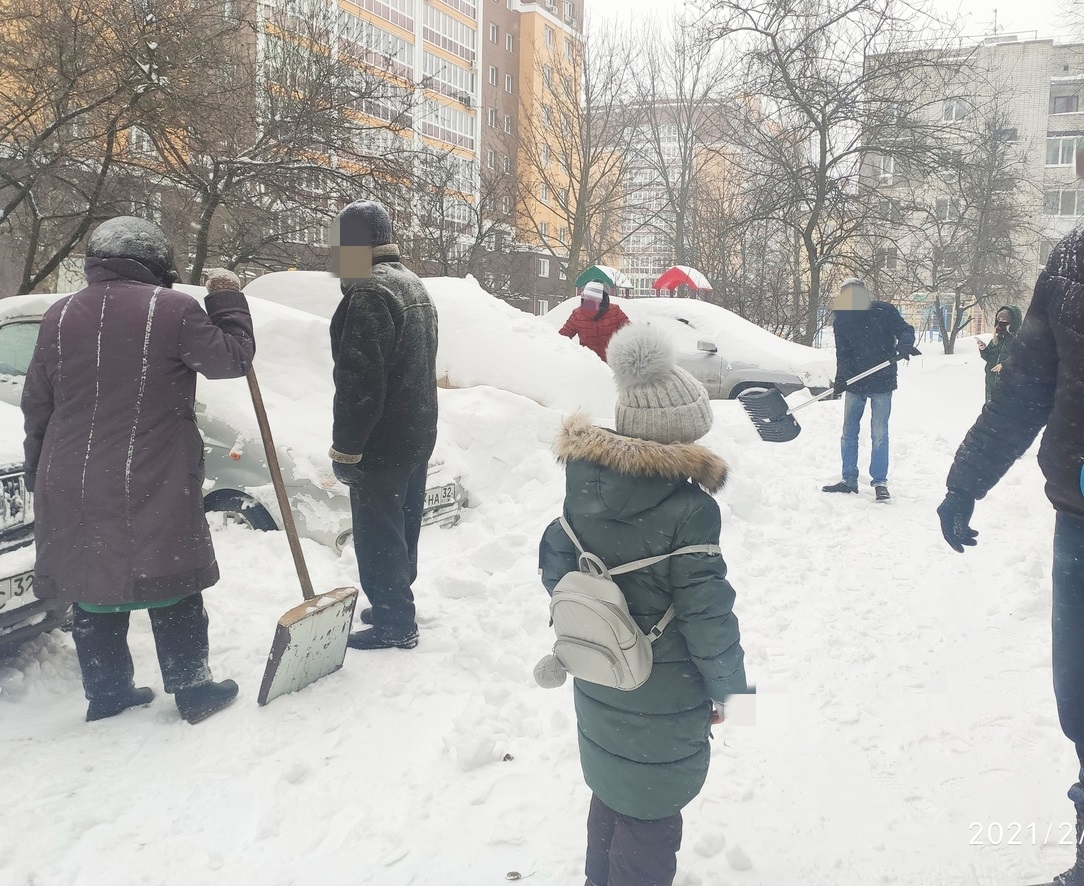 Брянский ворчун. Акция по уборке снега название. Маленький человек убирает снег. Выходим убирать снег. Два человека снег убирают.