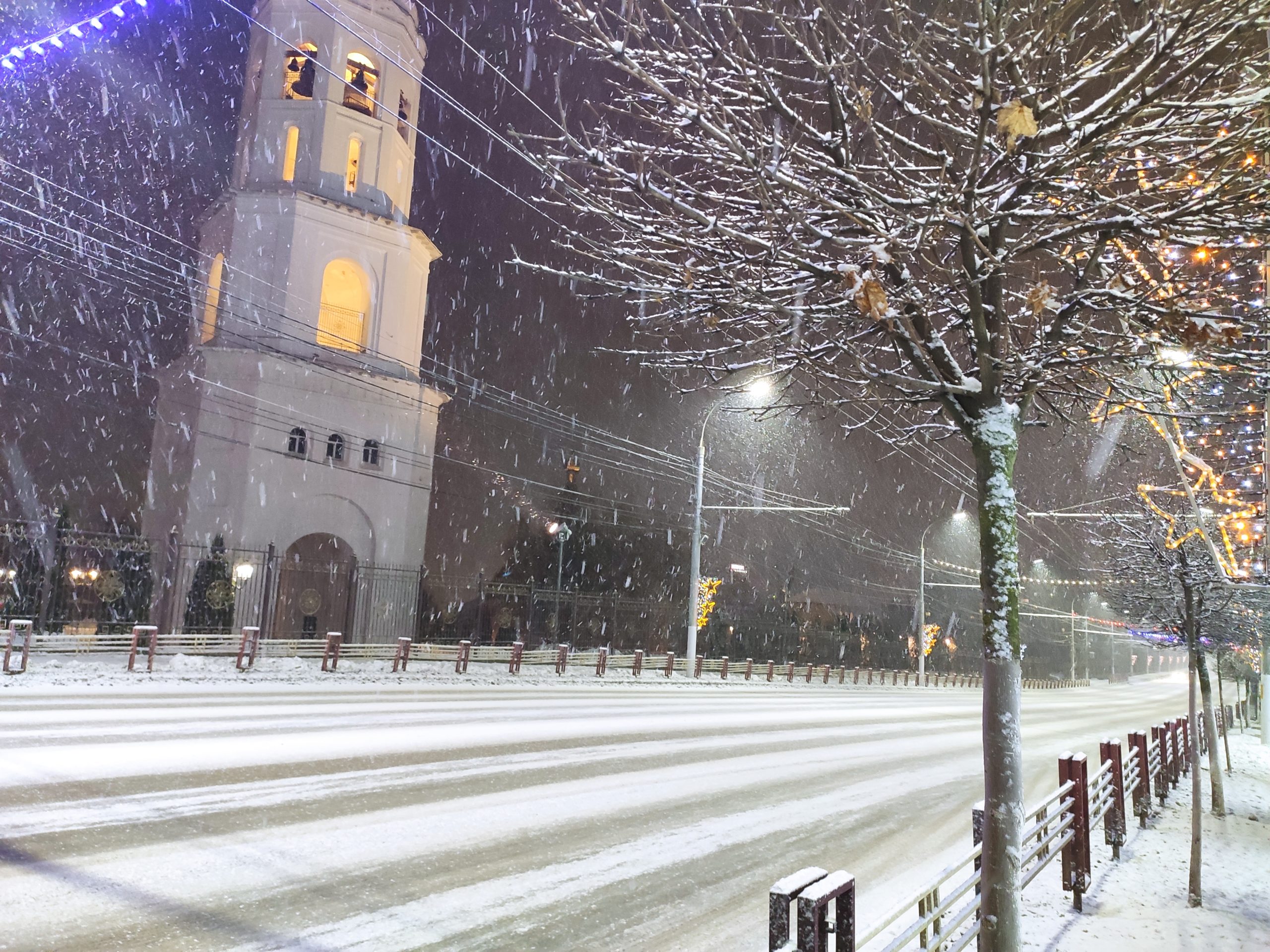 Сегодня снег вечером будет. Снегопад. Снегопад в городе. Снегопад в Брянске. Снегопад в городе картинки.