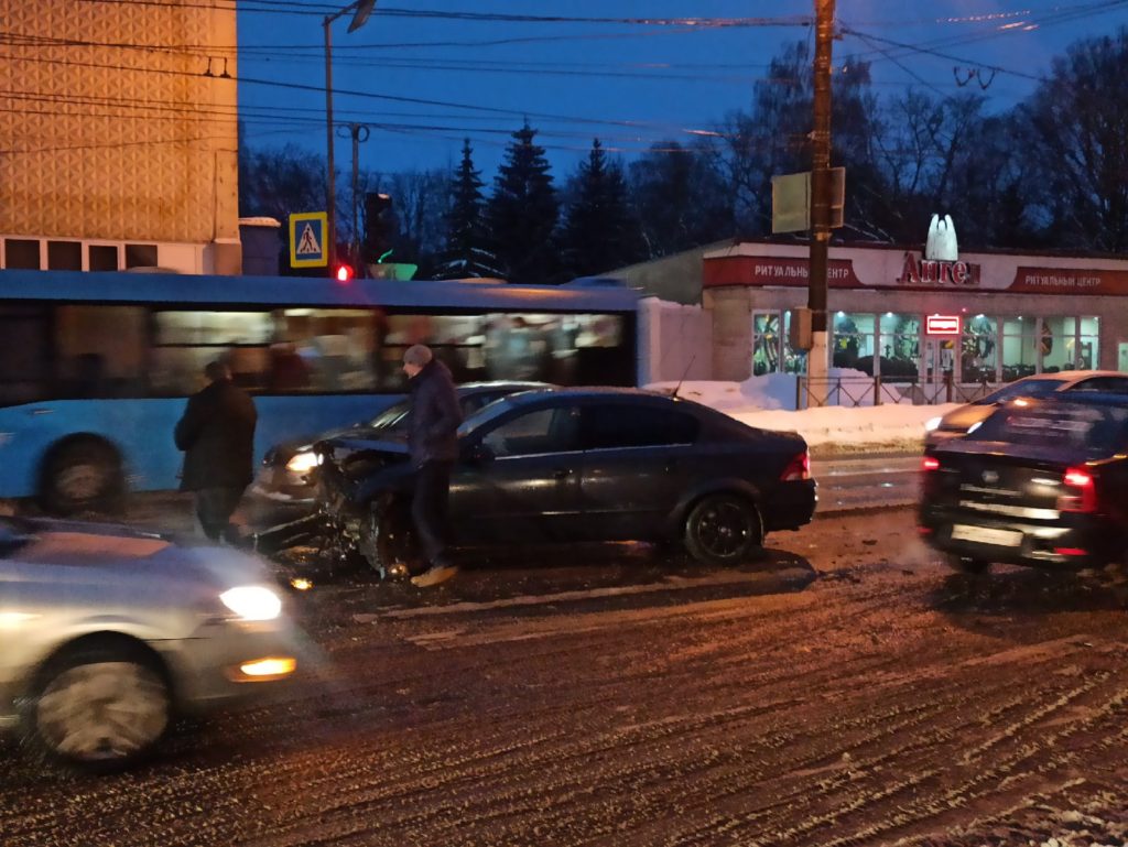 Иномарка на московских номерах врезалась в столб в Брянске у 