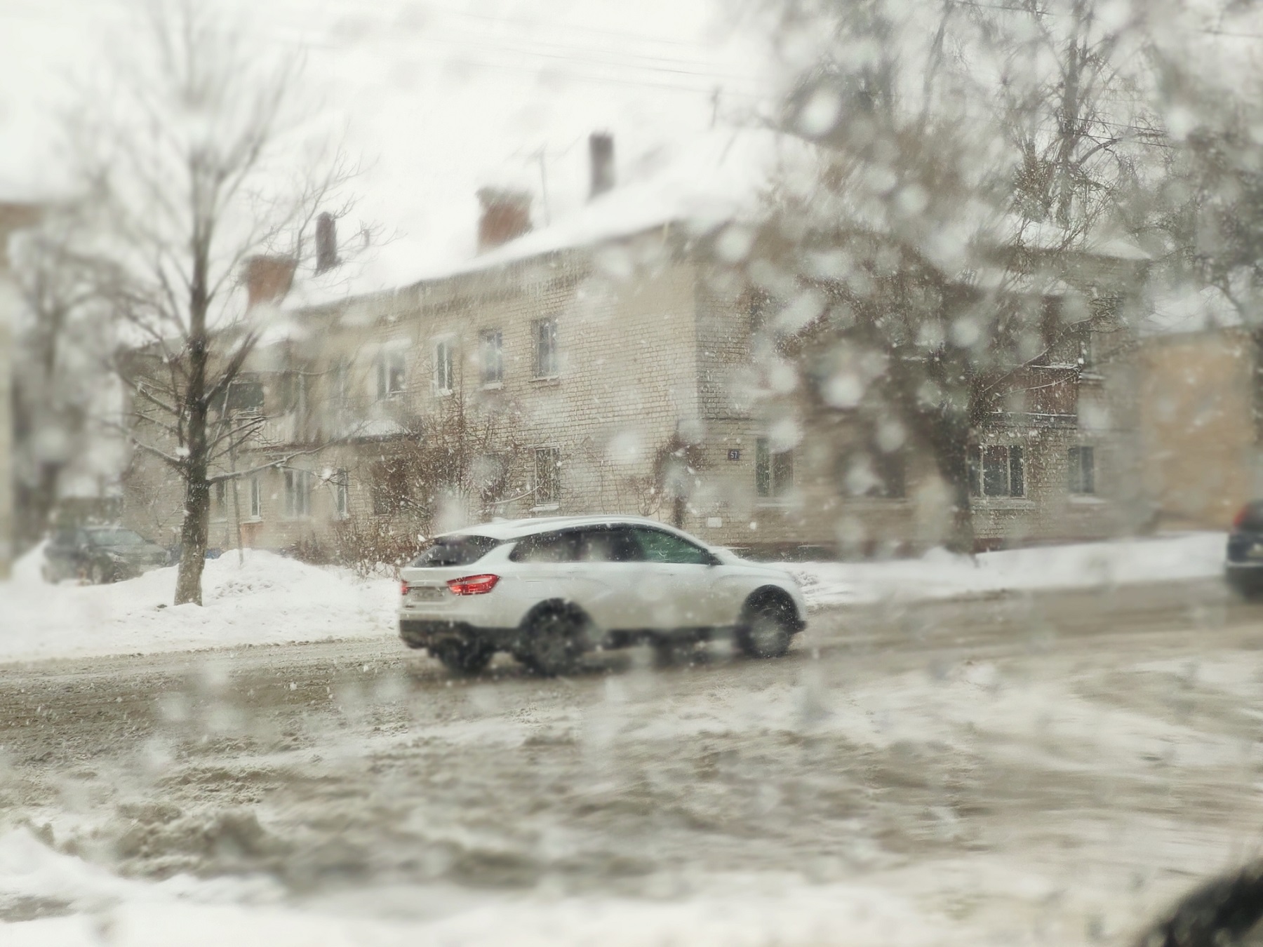 Погода совсем никуда. Снегопад в Брянске. Мокрый снег. Снег с дождем. Ноябрь снег.