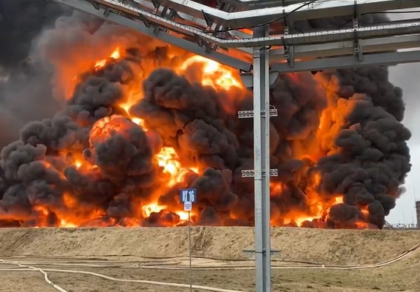Горит нефтебаза в орле сегодня. В Брянске взорвали нефтебазу. Взрыв нефтебазы в Брянске. Брянск горит Нефтебаза.