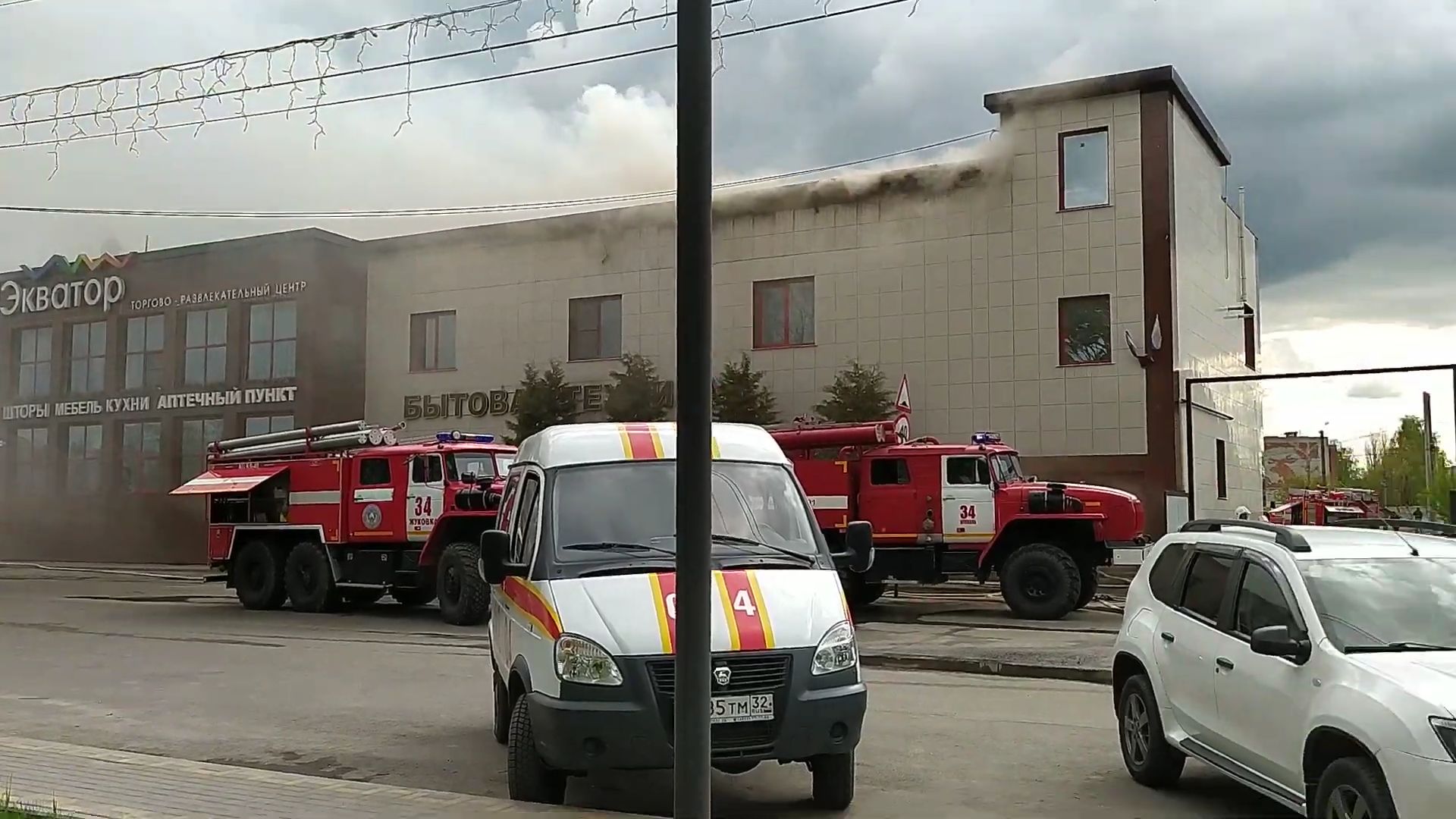 В Жуковке горит крупнейший ТЦ города 