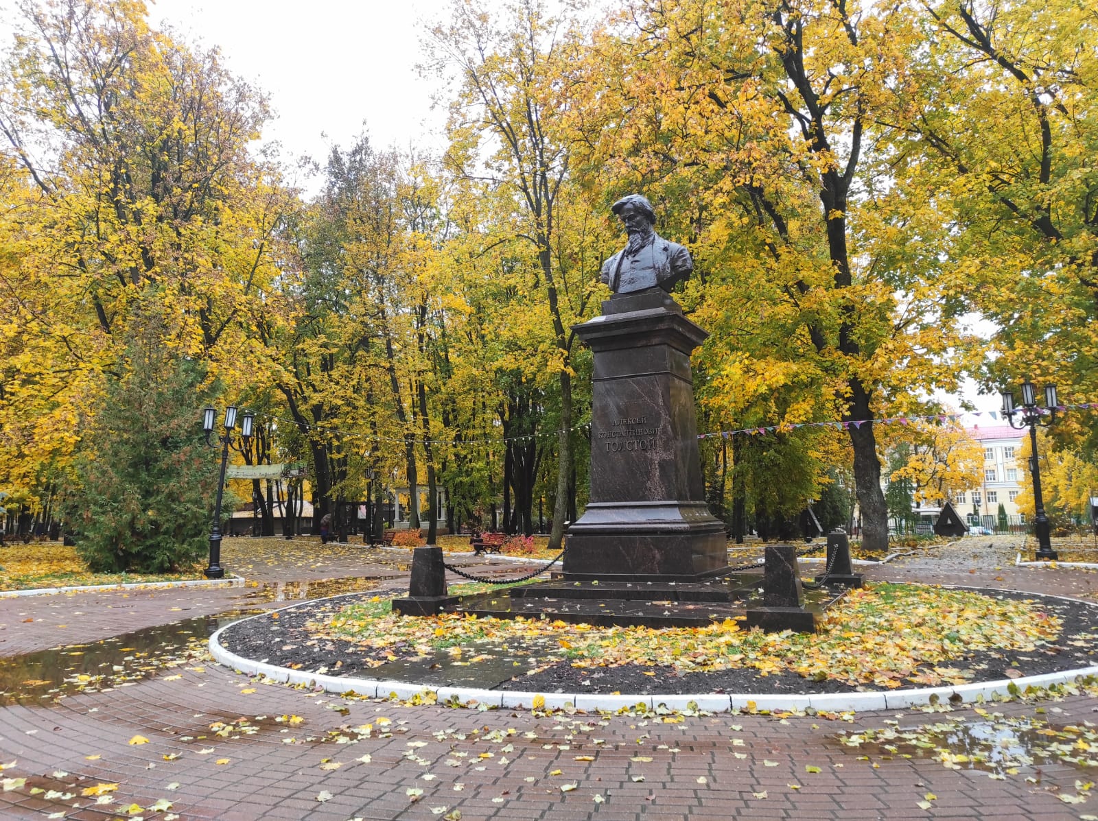 В парке Толстого появился аттракцион с голой 