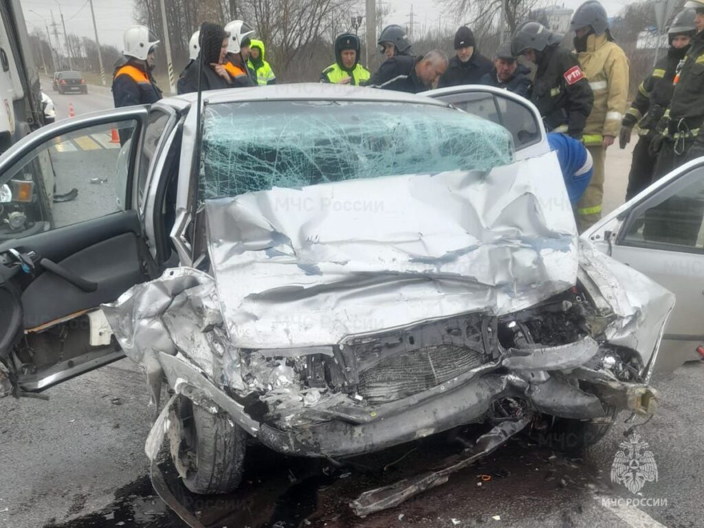 Назвали причину жуткого ДТП у брянского Глинищево: грузовик смял легковушку  - Брянский ворчун