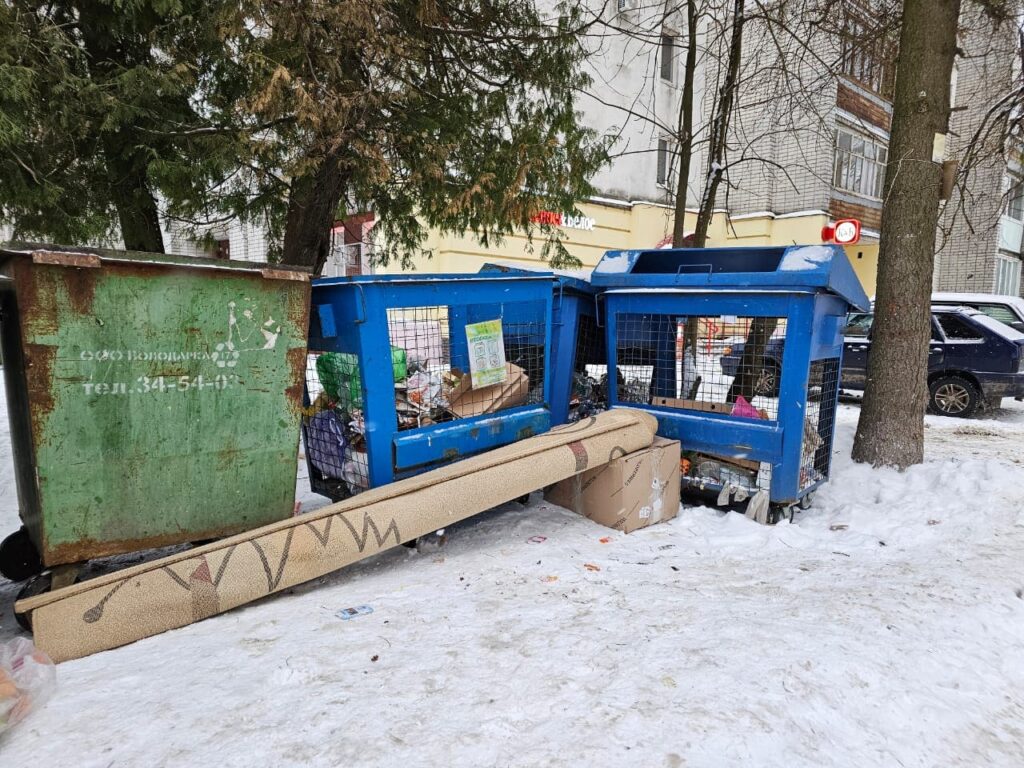 В Брянске стали выбрасывать на мусорку ковры - Брянский ворчун