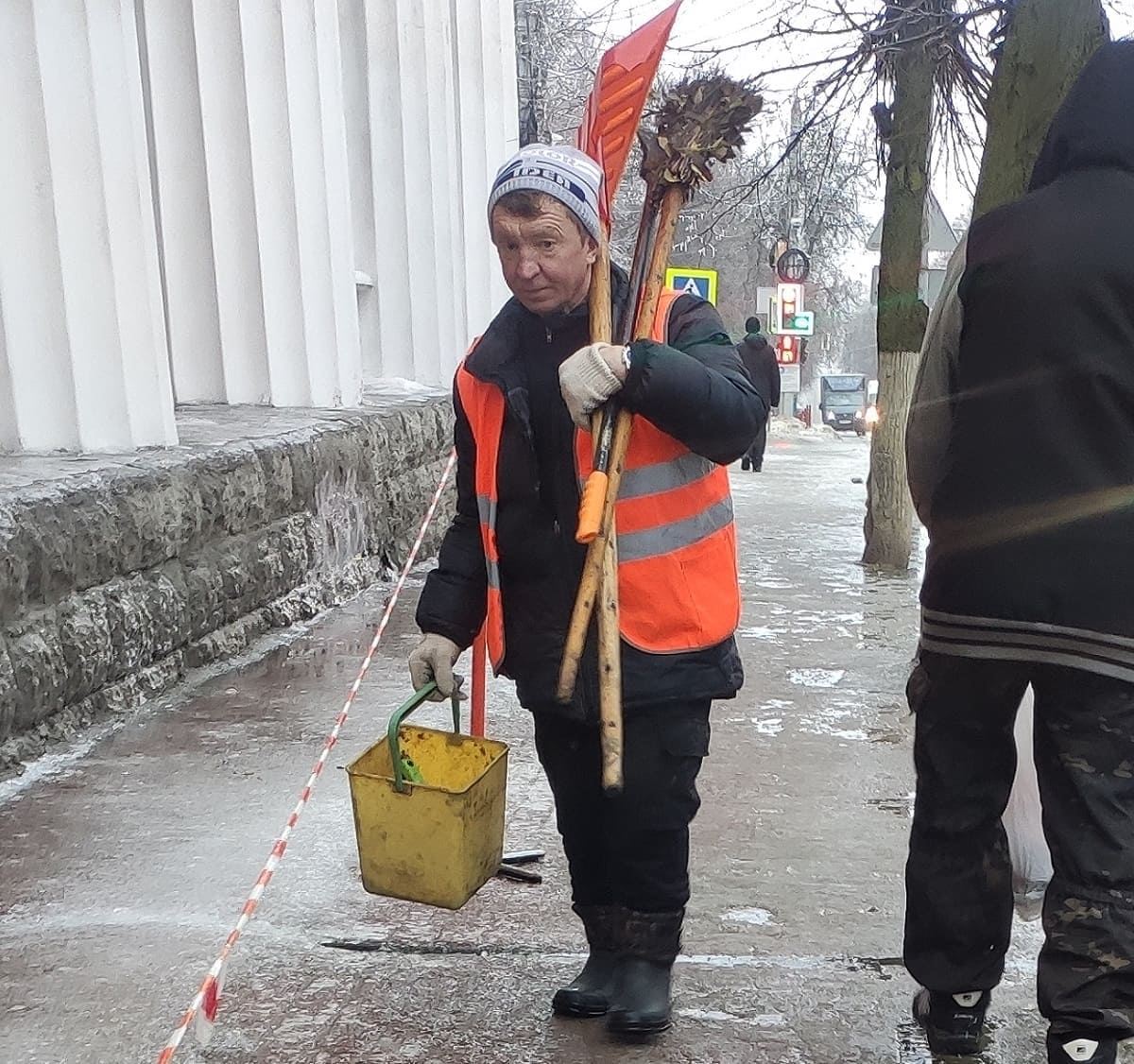 В Брянске сфотографировали почти вымерший тип труженика - дворника  обыкновенного - Брянский ворчун