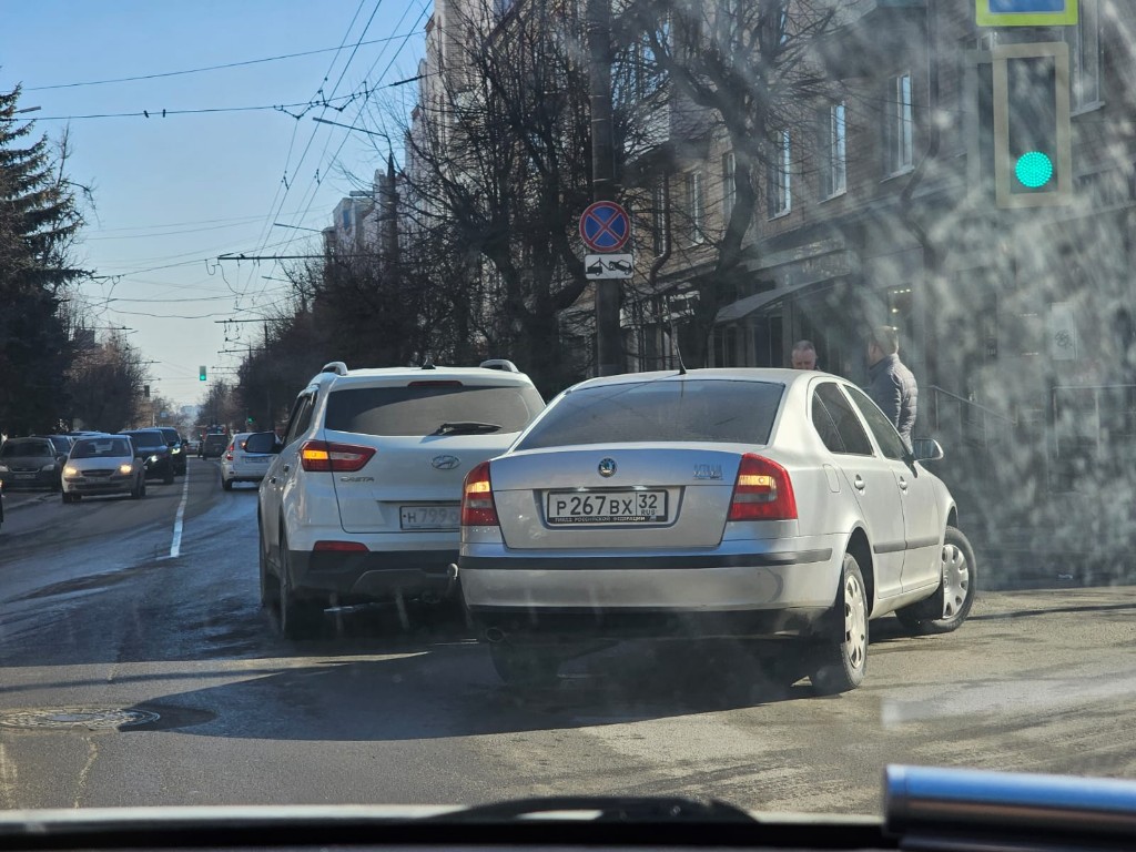 К пробке привело столкновение в центре Брянска в предпраздничной спешке  двух легковушек - Брянский ворчун