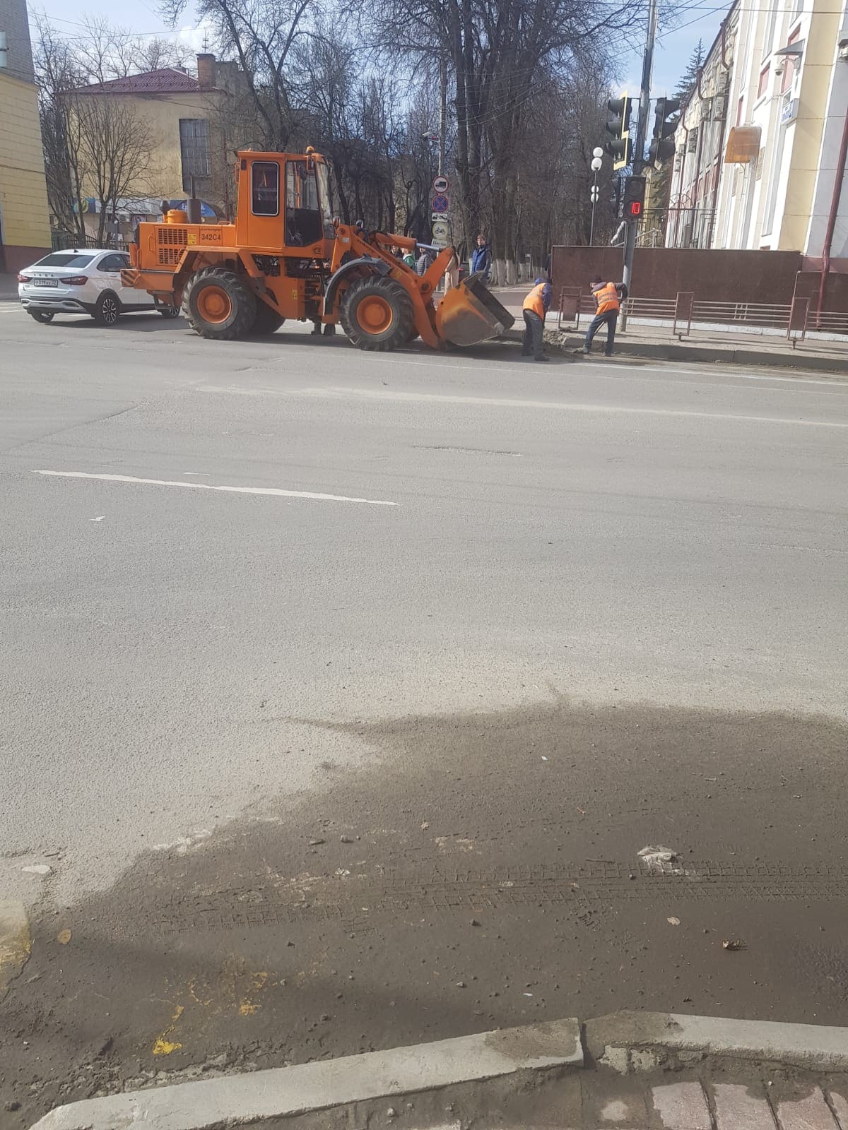 Один хрен, лопатами в Брянске убирают с дорог песок при наличии спецтехники  - Брянский ворчун