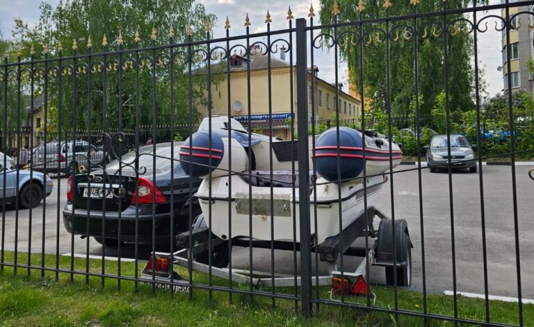 Суровые брянские мужики стали парковать на автостоянках катера