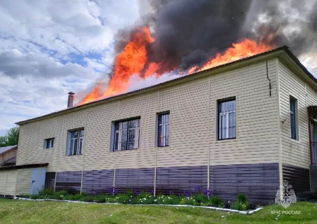 В брянском Сураже огонь уничтожил здание районного собеса - Брянский ворчун