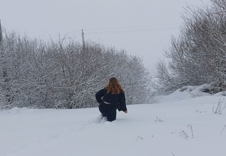 В брянской Беловодке дочка бойца СВО теперь ходит в школу по пояс в снегу