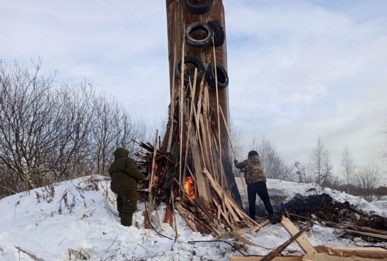 Показали уникальную костровую технологию разморозки водонапорной башни