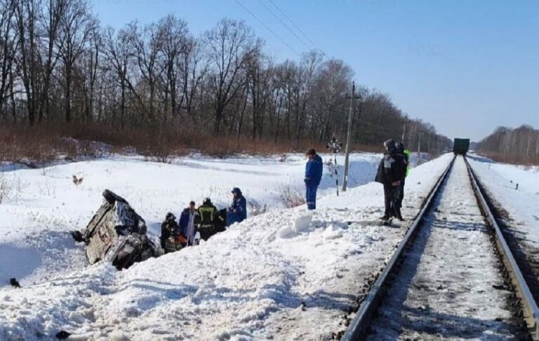 Показали фото с места гибели молодой пары после столкновения авто с тепловозом