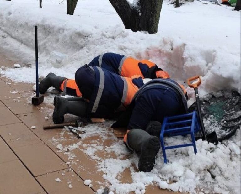 <yandex:full-text>Когда бутылка водки под плитку закатилась: сделали фото трилистника рабочих</yandex:full-text>