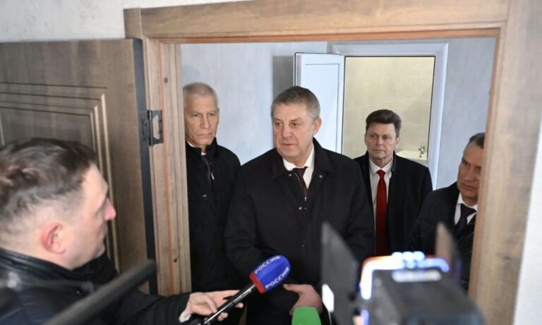 В рамку поместили брянских бонз: Богомаза, Матыцина, Попадайло и Кабанова