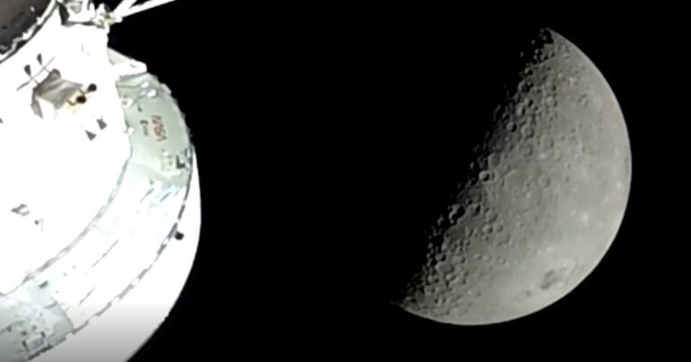 Корабль с астронавтами Orion взял обратный курс на Землю после облёта Луны