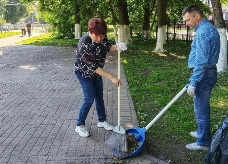 При стареющем мэре Макарове городские чиновники Брянска стали дворниками