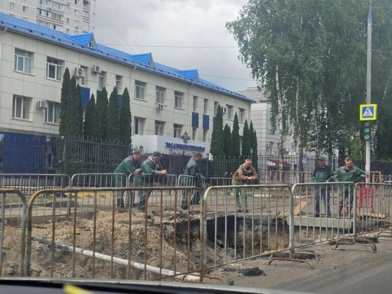 В Брянске заметили совещающихся у бездны мужиков