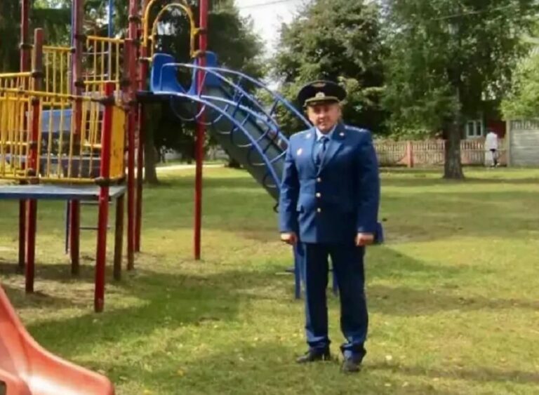 В Суземке прокурор починил две детские площадки и убрал мусор из песочницы